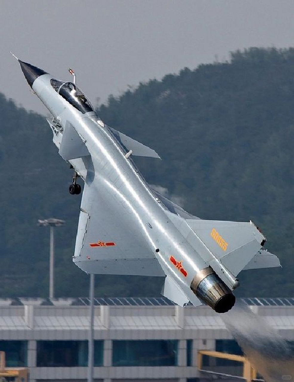 殲-10戰(zhàn)斗機是幾代機？全面解析中國空軍的主力戰(zhàn)機，中國空軍主力戰(zhàn)機殲-10戰(zhàn)斗機的全面解析，幾代機？