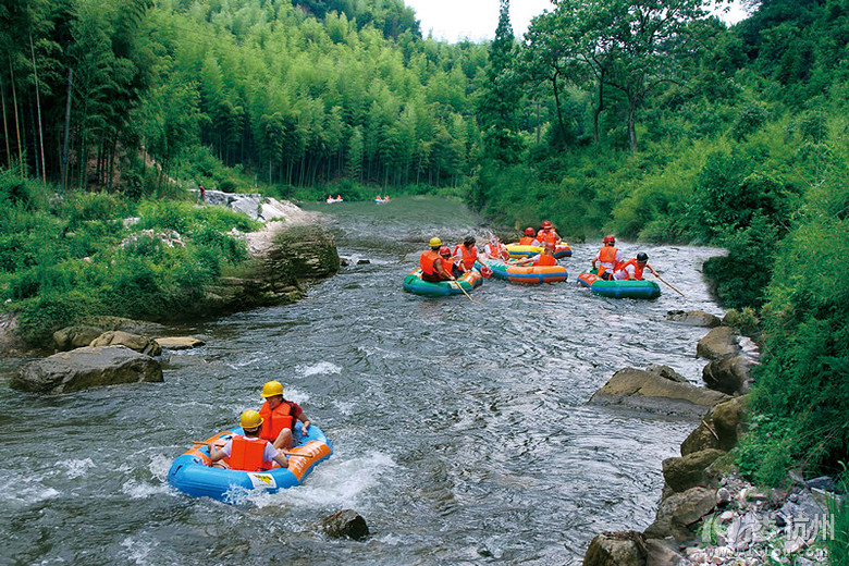 探索附近漂流旅游景點，盡享水上激情之旅，探索周邊漂流勝地，暢享水上激情之旅